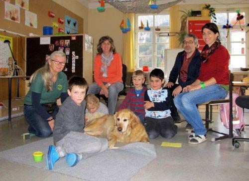 Hund in Volksschule